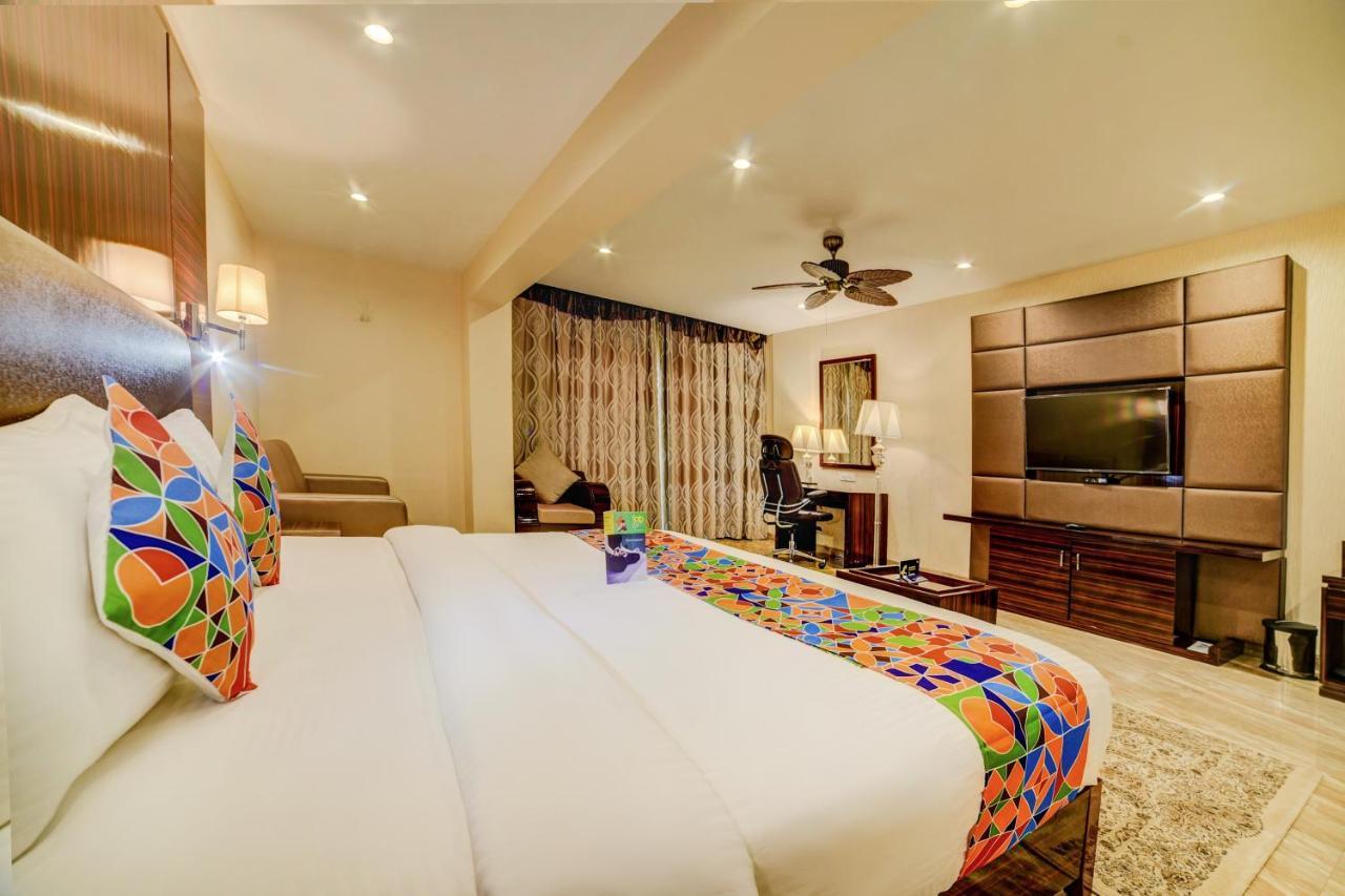 Fabhotel Prime Sarala Crown With Pool - Nr Calangute Beach Exteriör bild