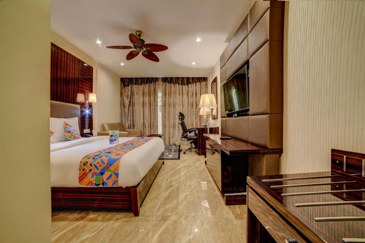 Fabhotel Prime Sarala Crown With Pool - Nr Calangute Beach Exteriör bild