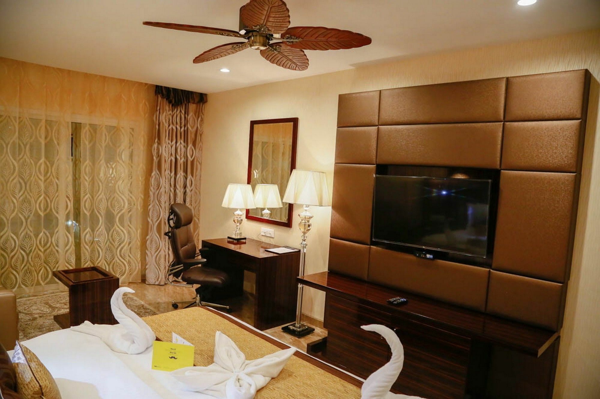 Fabhotel Prime Sarala Crown With Pool - Nr Calangute Beach Exteriör bild