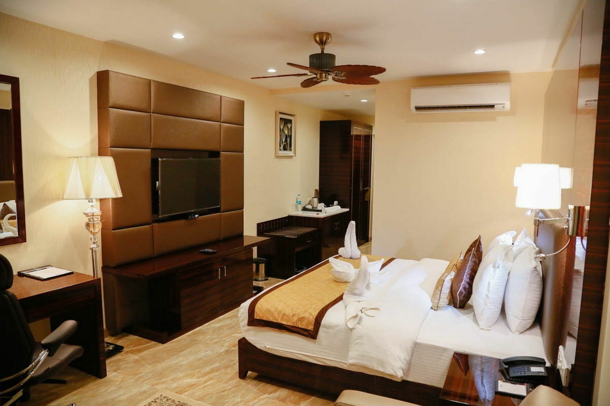 Fabhotel Prime Sarala Crown With Pool - Nr Calangute Beach Exteriör bild
