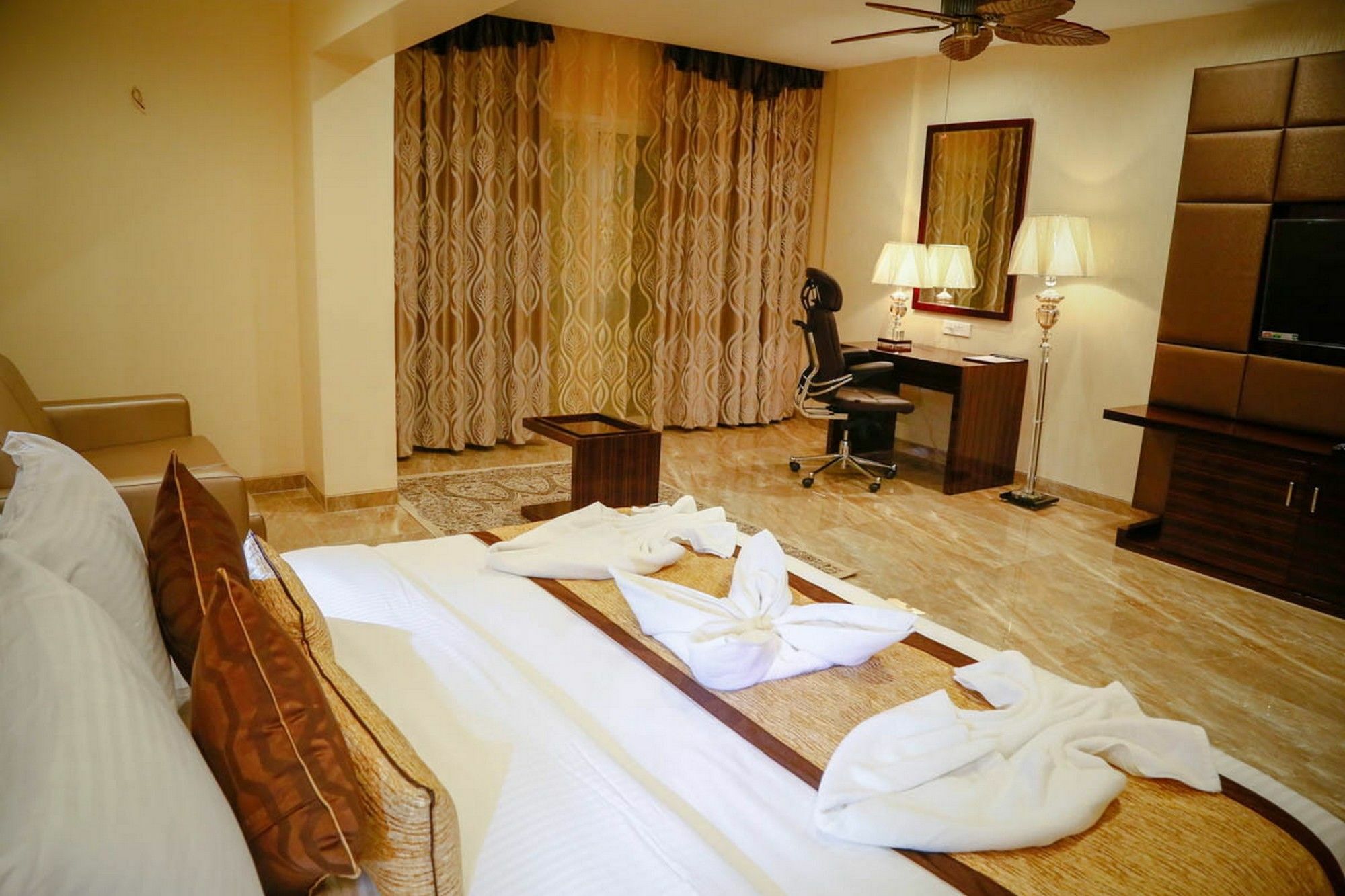 Fabhotel Prime Sarala Crown With Pool - Nr Calangute Beach Exteriör bild
