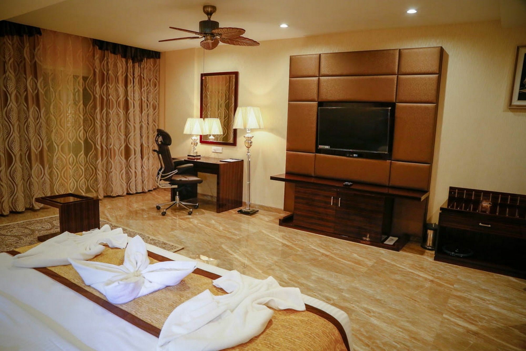 Fabhotel Prime Sarala Crown With Pool - Nr Calangute Beach Exteriör bild